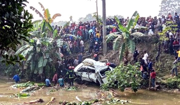 ট্রেনের ধাক্কায় প্রাণ গেল এক মাইক্রোবাসের ৫ যাত্রীর